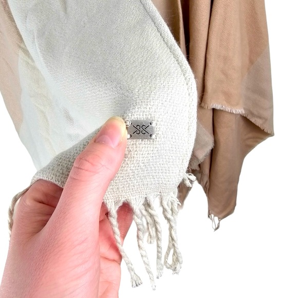 Soia & kyo wrap with fringe. - Picture 5 of 7